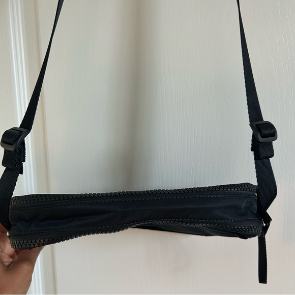 Everlane Recycled Nylon Black Camera Bag - Picture 5 of 6